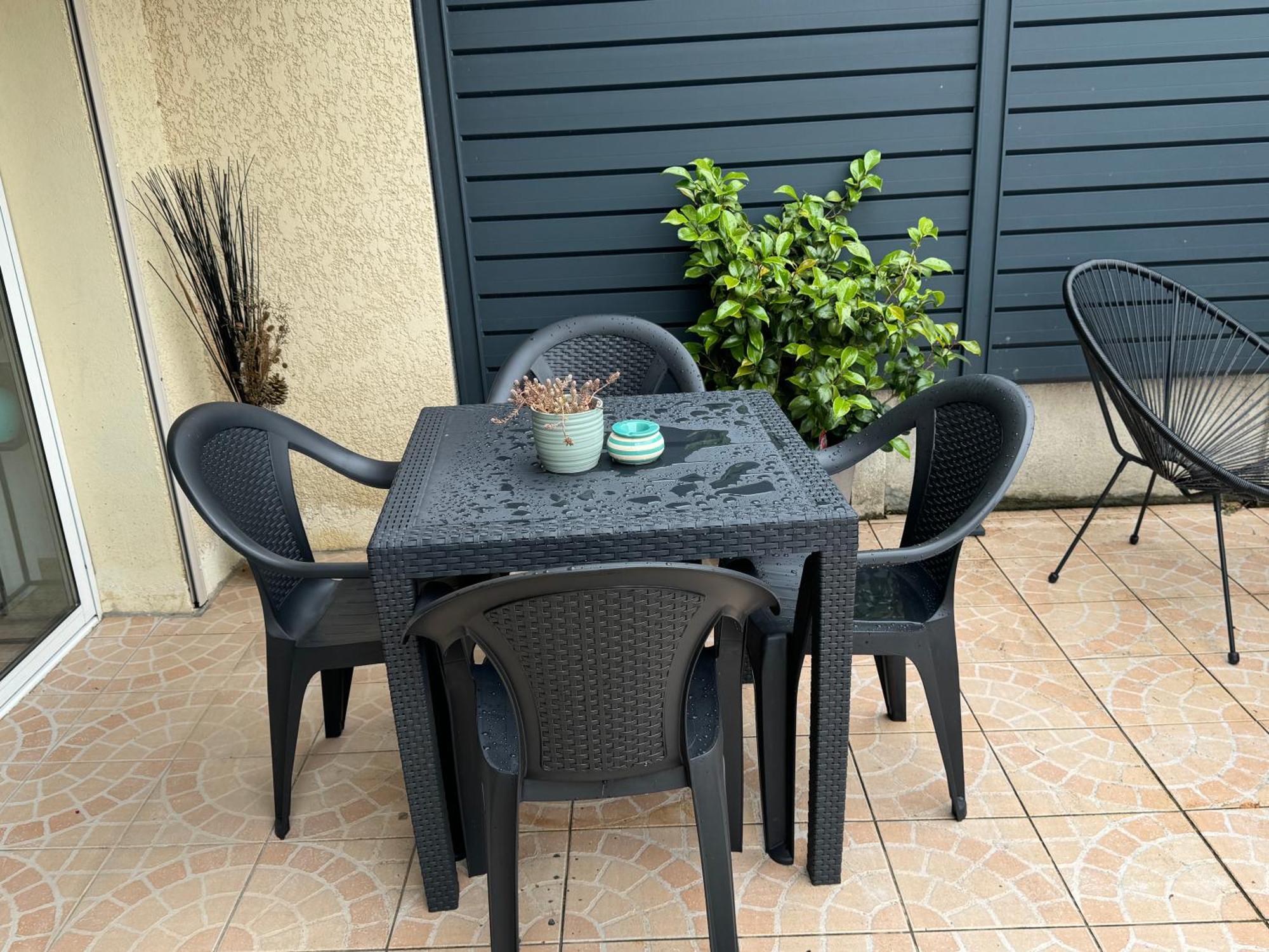 Au Calme Dans Maison En Rez De Jardin A 2,2 Kms Du Groupama Stadium Et Salle Ldlc Arena 梅济约 外观 照片
